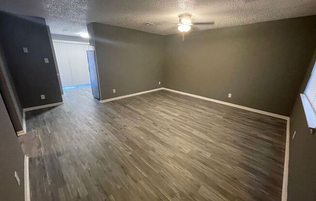 2 beds, 1 bath, 930 sqft, $895