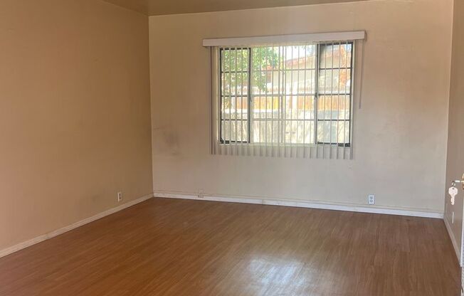 2 beds, 1 bath, $875, Unit 210