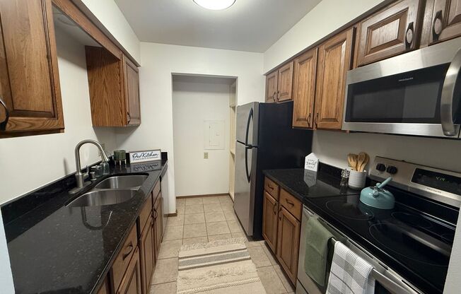 2 beds, 1 bath, 965 sqft, $1,650, Unit 7601CB