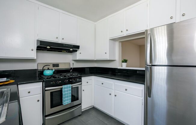 2 beds, 1 bath, 961 sqft, $2,100, Unit 13