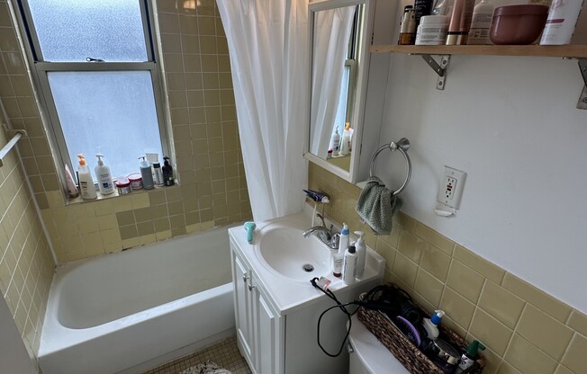 2 beds, 1 bath, $2,850, Unit 2