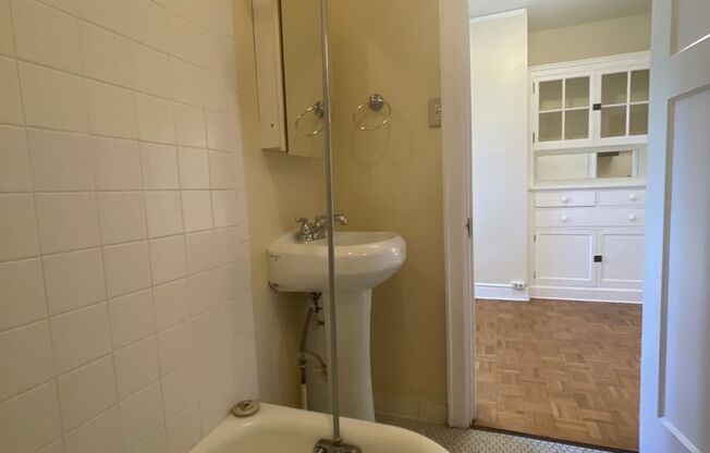 1 bed, 1 bath, 584 sqft, $1,250, Unit C-35