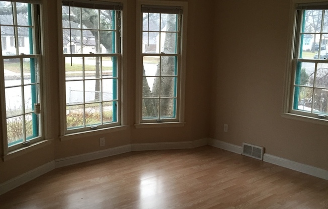 Gorgeous 3 Bedroom 1 Bathroom Home in St. Paul!