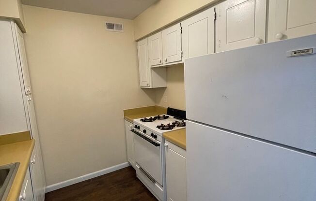 2 beds, 1 bath, 825 sqft, $775