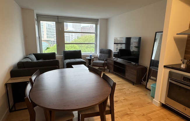 1 bed, 1 bath, $4,100, Unit 8E