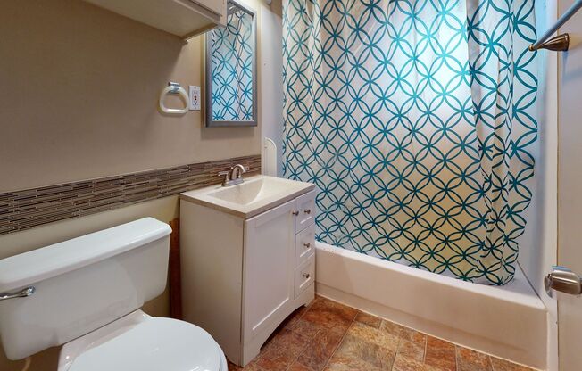 Large Bremerton Duplex Unit Available for Rent, Minutes from PSNS!