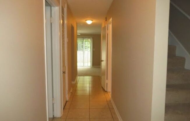 Beautiful 3 Bedroom Townhouse!