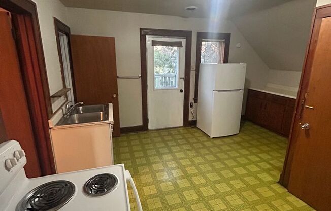 2 beds, 1 bath, 728 sqft, $650, Unit 1/2