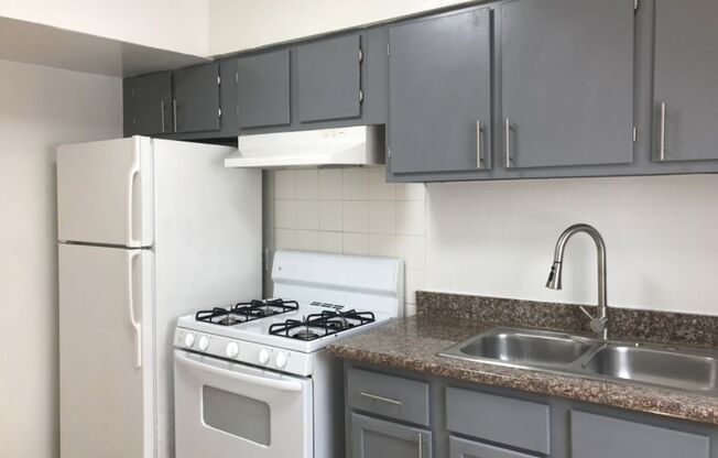 2 beds, 1 bath, 875 sqft, $1,330