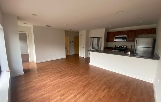 1 bed, 1 bath, 700 sqft, $1,600