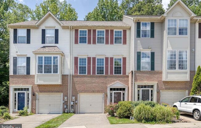 3bd 2.5bth home nestled in the sought-after Piney Orchard community