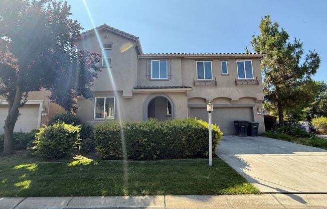 2-story 4bed 2.5bath home available in North Natomas