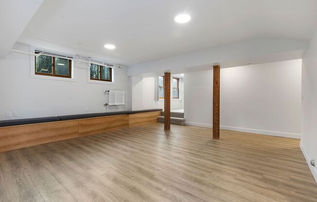 2 beds, 1 bath, 930 sqft, $2,395, Unit 03