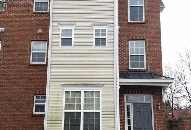 3 Level *END UNIT* townhouse in Frederick neighborhood available mid-June!
