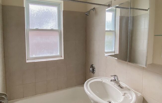 2 beds, 1 bath, 850 sqft, $1,850, Unit 2000-2C