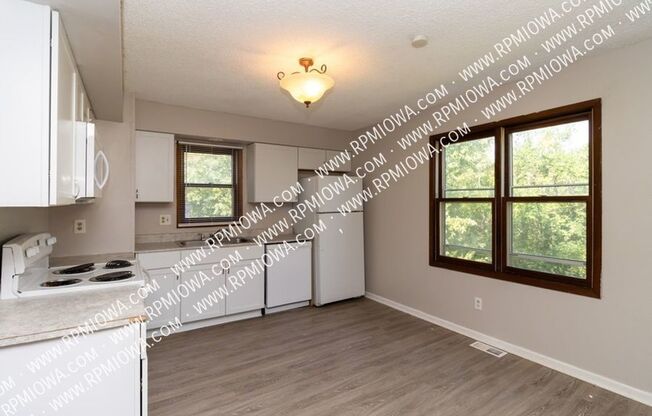 904 E HACKLEY