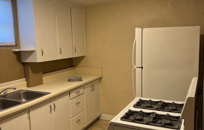 1 bed, 1 bath, 864 sqft, $895, Unit Lower Unit