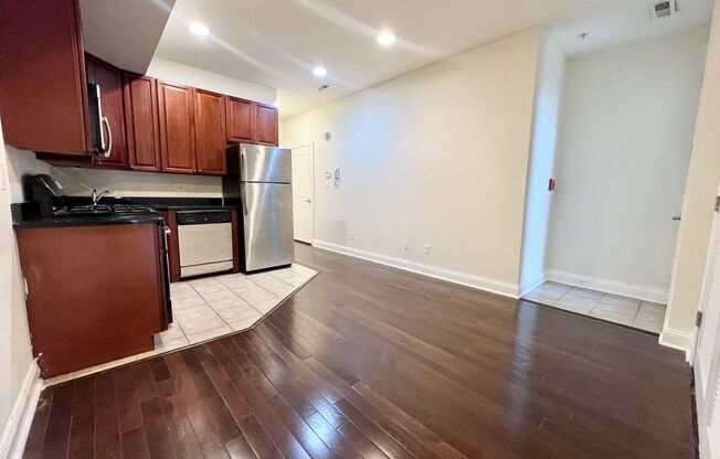 3 beds, 2 baths, $2,250, Unit 4B