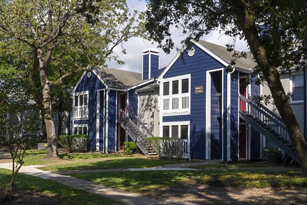 Raintree Apartments in Baytown