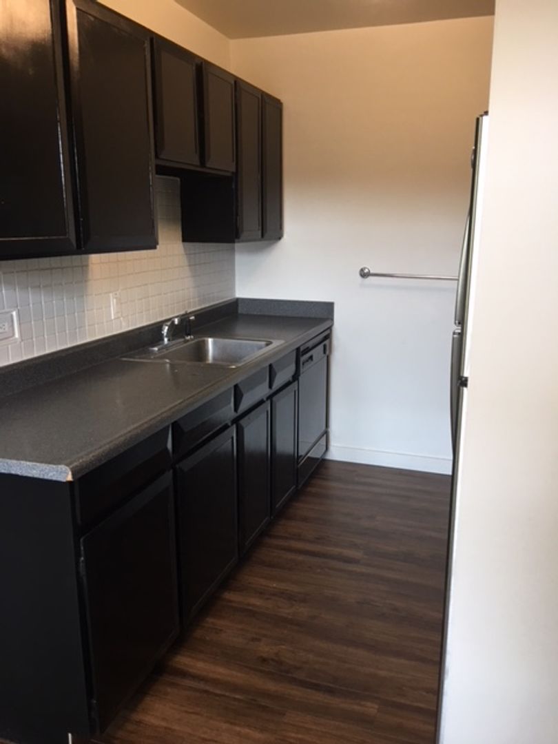 AMAZING LOCATION NEAR CAMPUS 2 Bed 1 Bath Condo