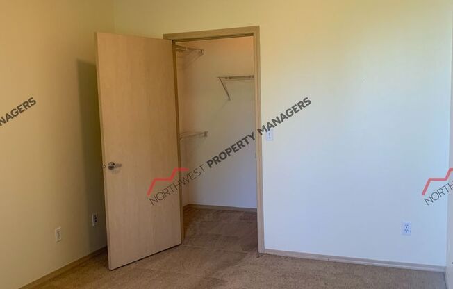 2 beds, 1 bath, 741 sqft, $1,395, Unit B201
