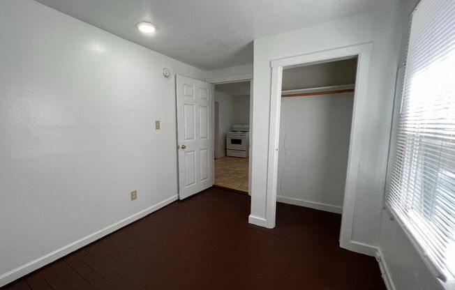 3 beds, 1 bath, $2,085, Unit 3 bed