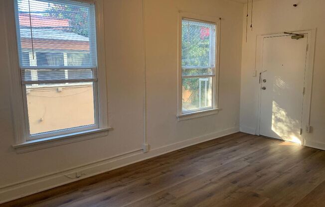 1920s Traditional Hollywood Walk-Up