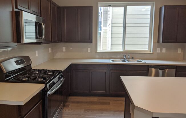 Spacious and bright 4 bed home close to ferries, YMCA and ice rink in Manette!