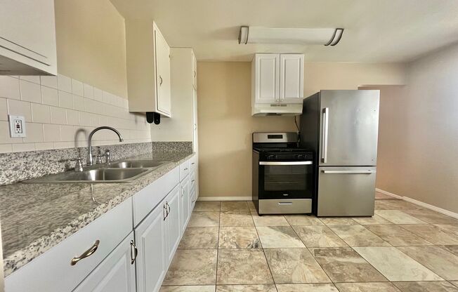 2 beds, 1 bath, $2,900, Unit 851 W Crestwood Ave UNIT C