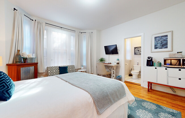 Studio, 1 bath, 450 sqft, $3,800, Unit B4