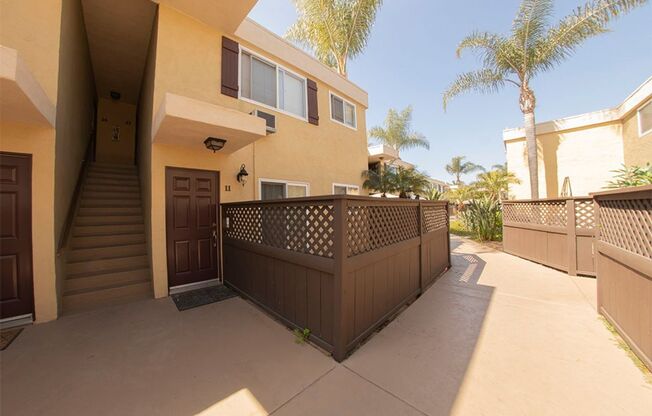 2BR/1BA Clairemont Condo Freshly Painted, New Vinyl Plank Flooring Throughout Patio, 1 Parking Space