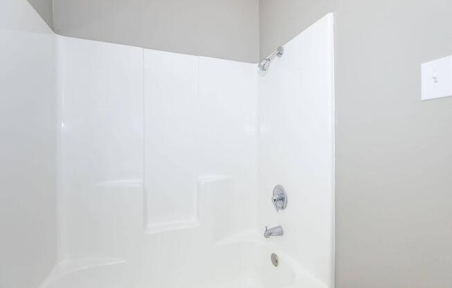 2 beds, 2 baths, 811 sqft, $1,105