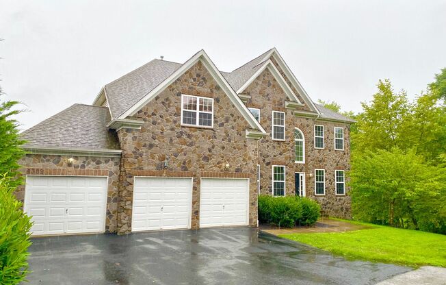 Luxurious 5 Bedroom Colonial Home in Ellicott City!