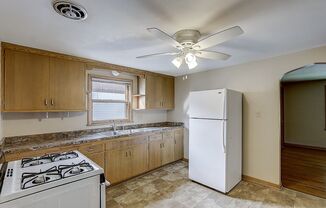 3 beds, 1 bath, $1,299, Unit 4670 - Upper