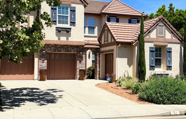 60 LAURELWOOD DR