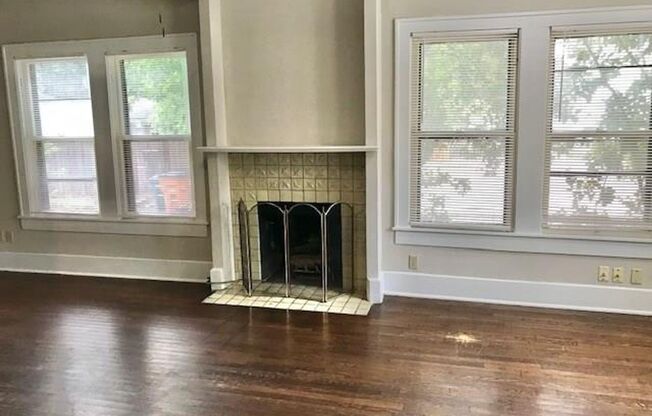 PRELEASING FOR EARLY SEPT! Charming 3 Bed | 2 Bath Home Near UT & Downtown Austin – Classic Character Meets Prime Location!