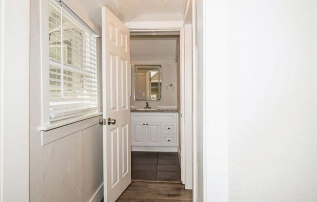 2 beds, 1 bath, $1,995, Unit Upper