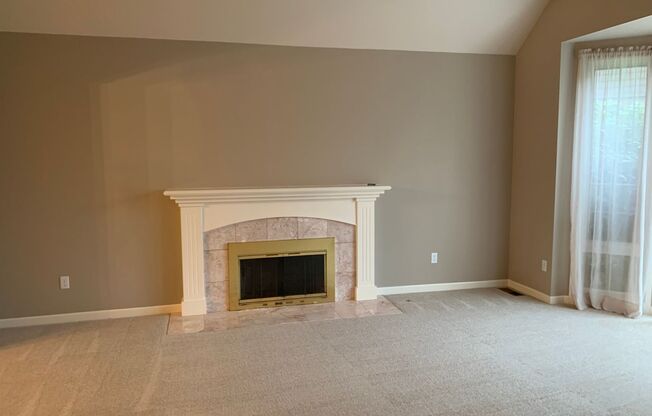 Sammamish 4 bedroom/2.5 bath Beautiful Traditional home 4200.00 **800.00 rent credit***