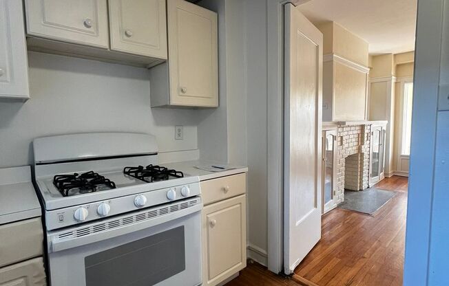 1 bed, 1 bath, 572 sqft, $1,485, Unit Old King Edward 17