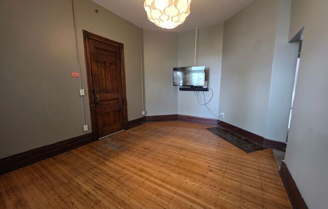 2 beds, 1 bath, $1,500, Unit 15-1