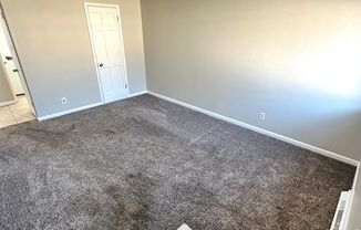 2 beds, 1 bath, 700 sqft, $1,300