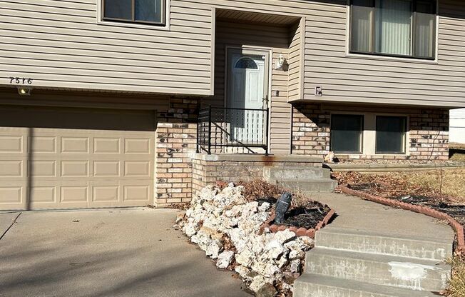 Spacious 3-Bedroom, 1-Bath Home with Garage & Basement in La Vista