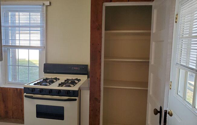 2 beds, 1 bath, $1,295