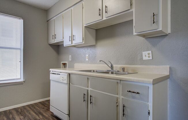 2 beds, 1.5 baths, 955 sqft, $890, Unit 007