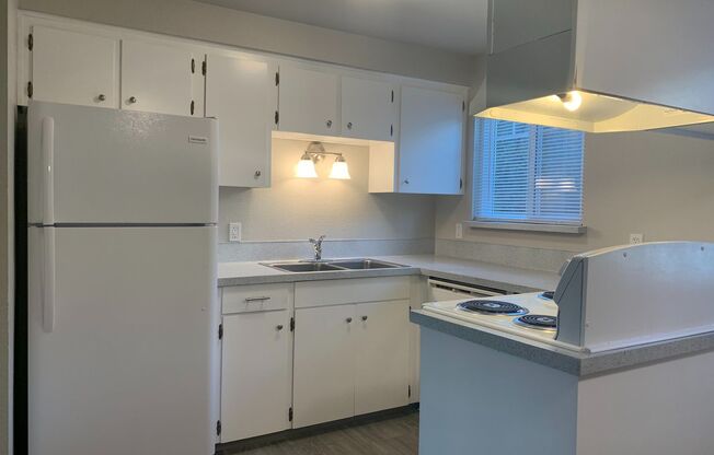 2 beds, 1.5 baths, 925 sqft, $1,698, Unit 4