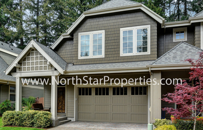 Wonderful Peaceful Lake Oswego Hideaway Townhome