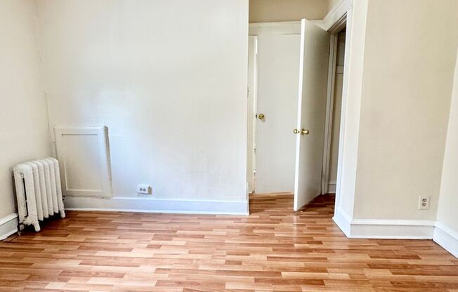 2 beds, 1 bath, $1,250, Unit H6