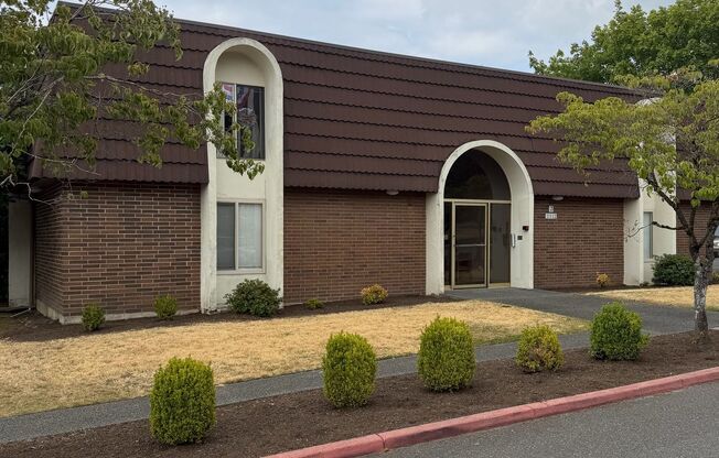 1 Bed / 1 Bath Houghton condo in Kirkland $1,895/month