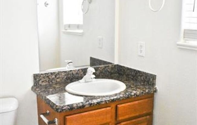 3 beds, 2 baths, 1,090 sqft, $1,595, Unit C
