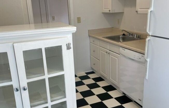 Large Studio unit in this beautiful 1920’s Marina style building under new management